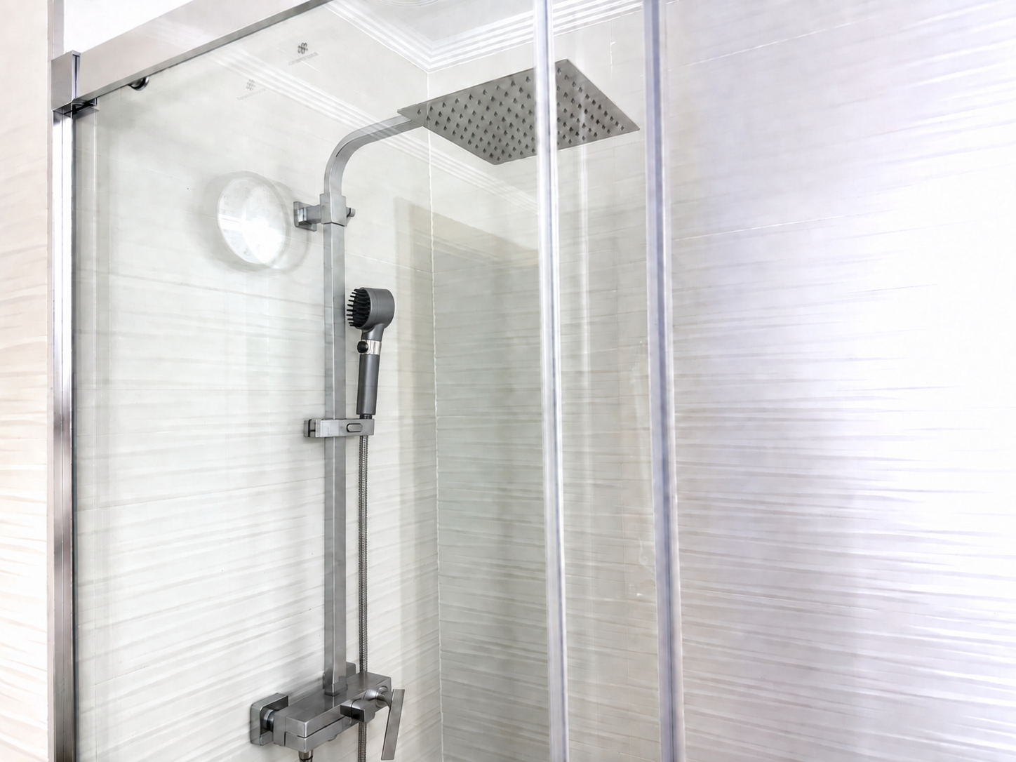Mampara y columna de ducha limpias tras usar Norten Pure®